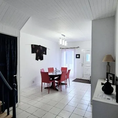 Hébergement de vacances Maison Confortable Proche - 7 Pers. - Fr-1-879-5 *